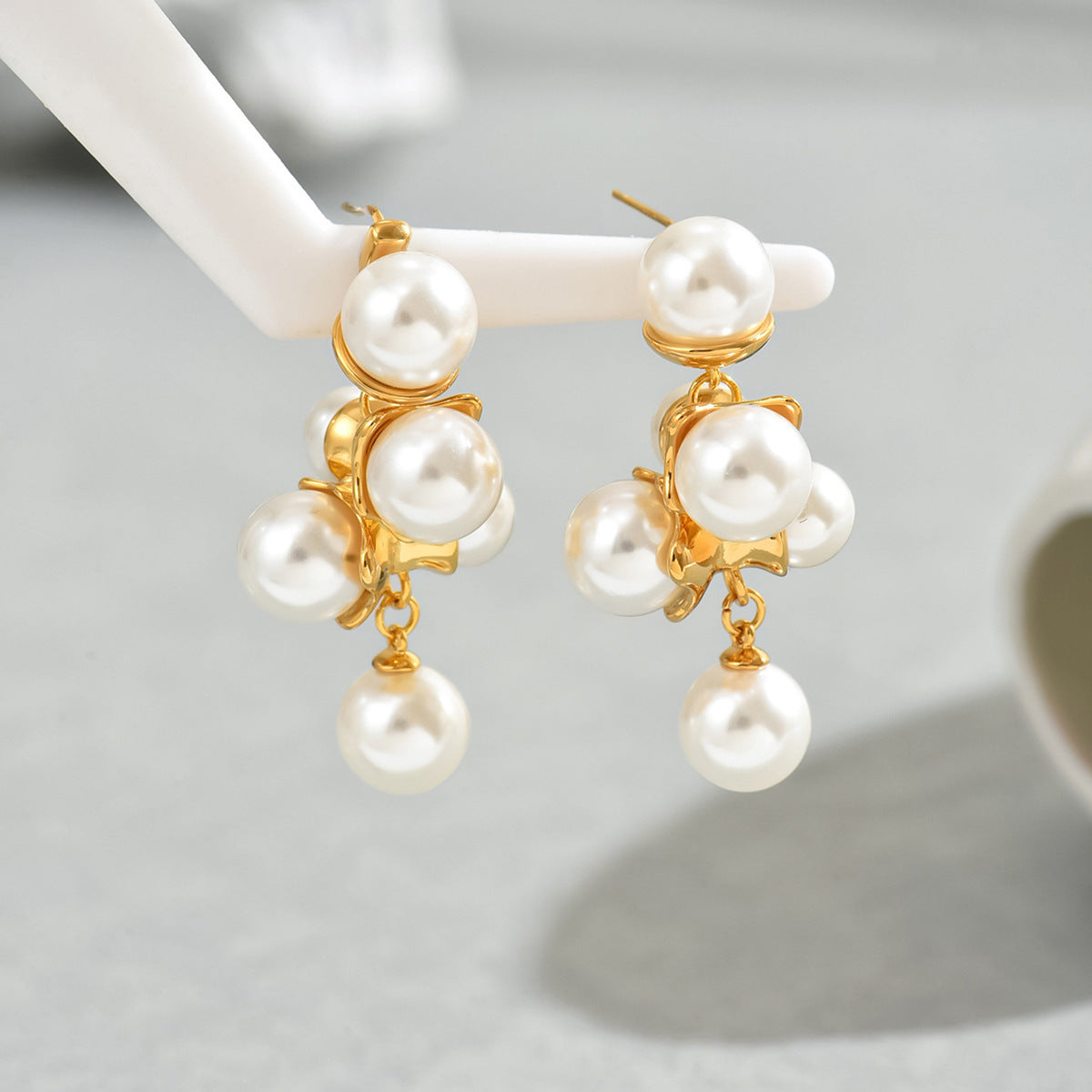 Vintage Trauben-Perlen-Ohrstecker für Damen – Eleganz in geometrischem Design von Nargis - nargiss