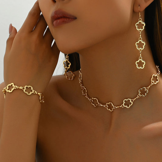 Damen Schmuckset mit Pflaumenblüten-Design: Armband, Halskette und Ohrringe – Eleganz von Nargis - nargiss