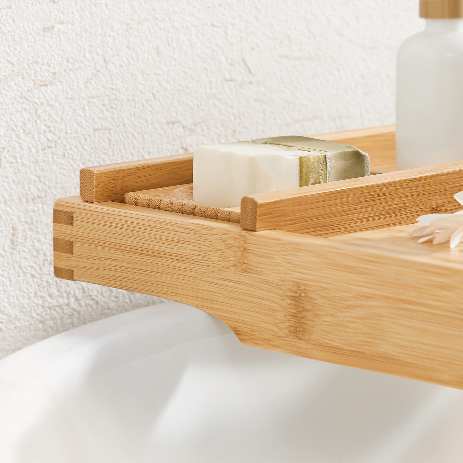 SONGMICS ausziehbare Badewannenablage aus Bambus verstellbares Badewannenbrett Badewannen Ablagen, mit Getränkehalter, Buchstütze, Seifenhalter 75-109 x 4,5 x 23 cm (B x H x T) BCB88Y - nargiss