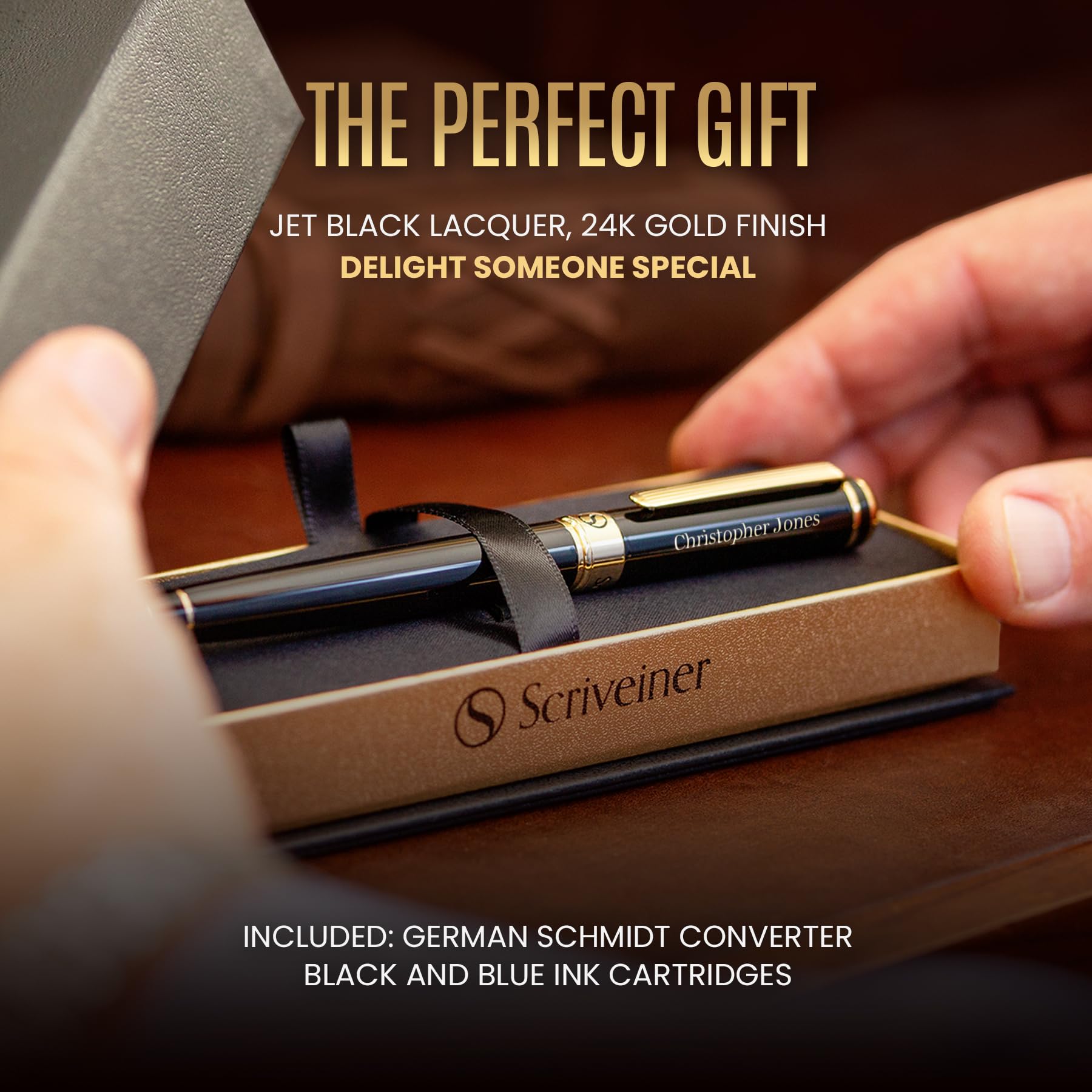 Scriveiner Black Personalisierter Stift - Luxus Füllfederhalter, Schwarzer Lack, Gold Finish, Deutsche Schmidt Feder (Mittel), Bestes Graviertes Füllfederhalter Geschenkset, Namensgravur - nargiss