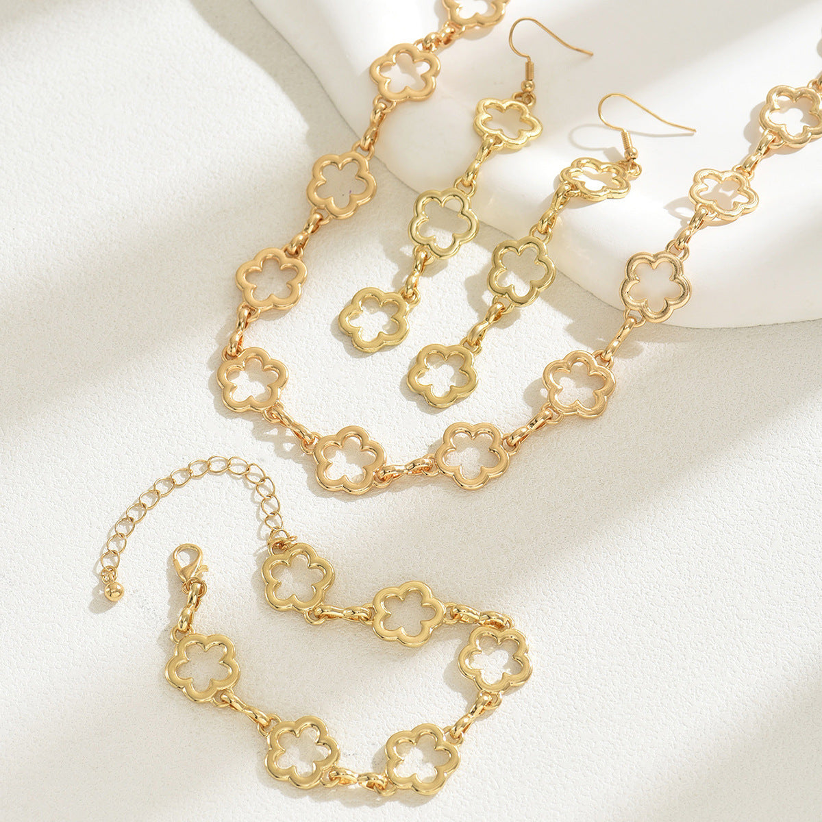 Damen Schmuckset mit Pflaumenblüten-Design: Armband, Halskette und Ohrringe – Eleganz von Nargis - nargiss