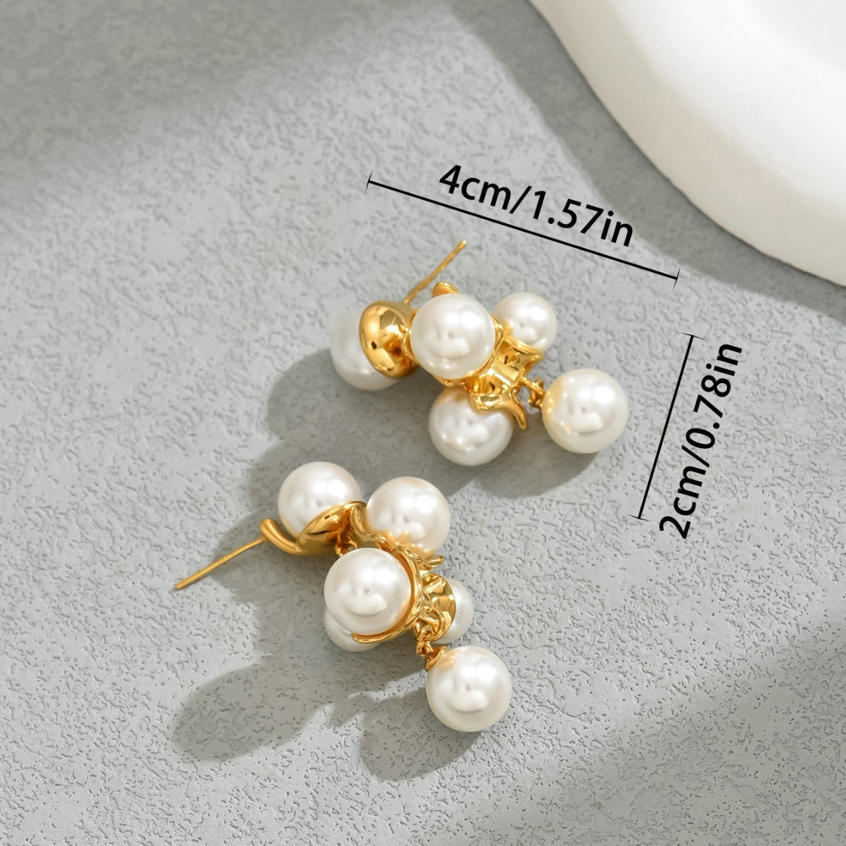 Vintage Trauben-Perlen-Ohrstecker für Damen – Eleganz in geometrischem Design von Nargis - nargiss