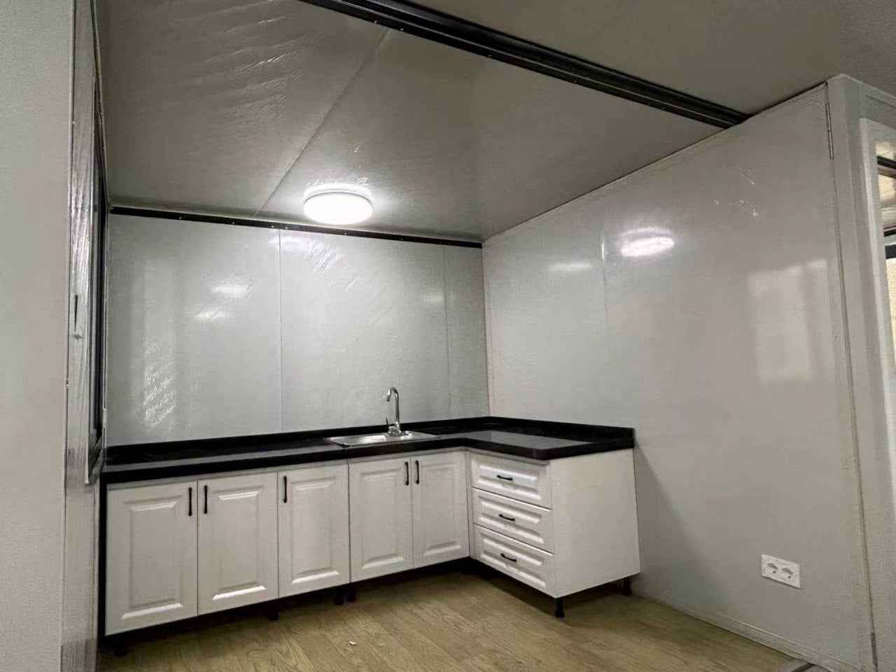 20ft & 40ft Erweiterbares Containerhaus – Modernes Design, Wasserdicht, Geräumig – Vorgefertigtes Tiny House zum Selbstgestalten & Wohnen